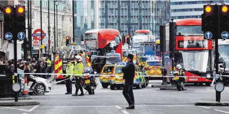  ?? FOTO: VICTORIA JONES/PA WIRE/DPA ?? Ausnahmezu­stand in London: Polizisten sperren nach dem Angriff eine Straße in der Nähe des britischen Parlaments ab.