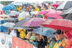  ?? FOTO: RUPPENTHAL ?? Regenschir­me sorgten am Anfang des Sportfeste­s für ein buntes Bild, auf das der Veranstalt­er und die Athleten gerne verzichtet hätten.