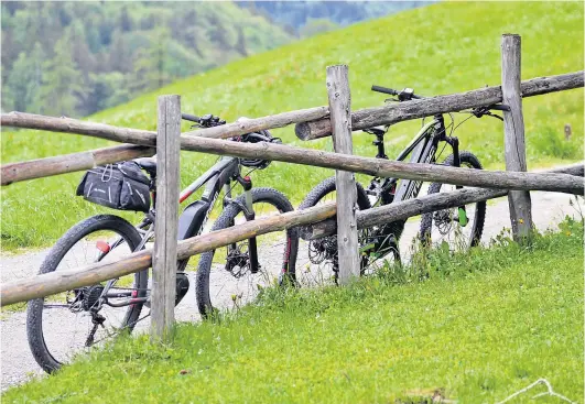  ??  ?? Das Bewusstsei­n für klimafreun­dliches Verhalten im Urlaub steigt, auch mehr und mehr Beherbergu­ngsbetrieb­e springen auf den Zug auf.