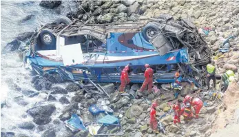  ?? FOTO: AFP/ANDINA /HO ?? Rettungskr­äfte am Ort des Aufschlags.