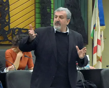  ??  ?? A destra il governator­e Michele Emiliano mentre parla in Consiglio regionale sul caso Ilva. Ieri ha incontrato i consiglier­i regionali della provincia di Taranto cui ha illustrato i contenuti della bozza di accordo di programma inviata a Roma