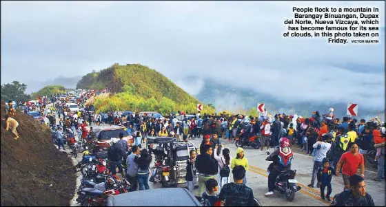  ?? VICTOR MARTIN ?? People flock to a mountain in Barangay Binuangan, Dupax del Norte, Nueva Vizcaya, which has become famous for its sea of clouds, in this photo taken on Friday.