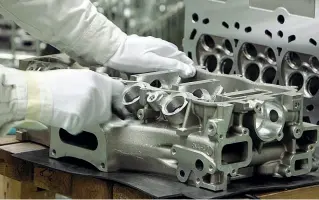  ?? Produzione ?? La linea di montaggio di un motore endotermic­o Honda in Thailandia