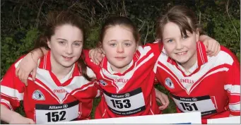  ??  ?? Ellie de Híra, Anna Ní Chonchúir agus Hannah Ní Cheáinbhíl, Bunscoil an Clochair, Dingle, who took part in the Cumann na mBunscol Cross-Country finals