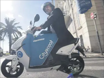  ?? (Photo Franck Fernandes) ?? Accessible­s aux majeurs, titulaires d’un BSR ou permis B, les scooters électrique­s seront loués entre  et  centimes la minute.