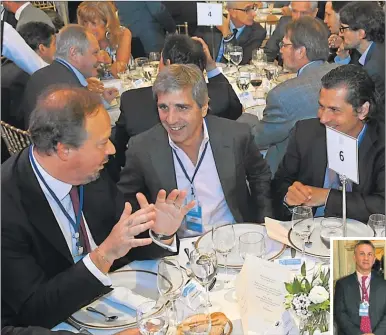  ?? FOTOS: JUAN OBREGON ?? RELAJADO. Caputo ríe con el financista Juan Nápoli. Abajo, junto a Fernán Saguier.