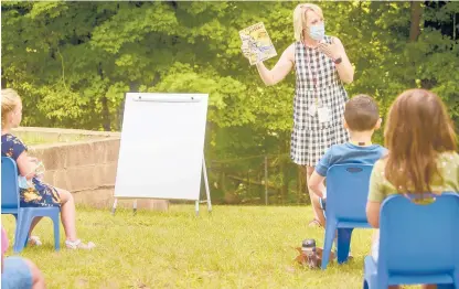  ?? MARKMIRKOP­HOTOS/HARTFORD COURANT ?? Reading“First Day Jitters,”Bugbee kindergart­en teacher Heidi Doyle leads a class on the first day of school.