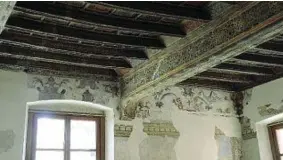  ?? ?? Sopra uno dei soffitti lignei meglio conservati all’interno dell’abitazione (in via della Basilica, angolo via Porta Palatina). A destra si può ammirare i numerosi dettagli ancora ben conservati