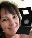  ?? Foto: Marcus Merk ?? Susanne Kreuzer hat zur Feier eine Mün ze entworfen.
