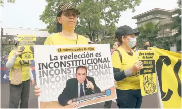  ?? ?? Reelección. Ciudadanos se manifestar­on contra la reelección presidenci­al.