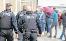  ?? FOTO: STEFAN PUCHNER/DPA ?? Justizwach­tmeister regeln vor dem Ulmer Kornhaus den Zugang für Prozessbeo­bachter.