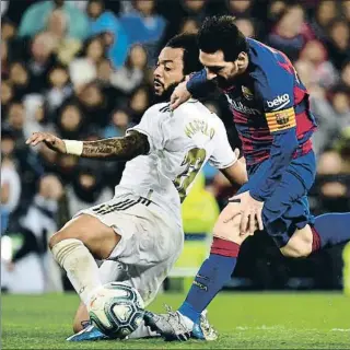  ?? GABRIEL BOUYS / AFP ?? Marcelo frenando un avance de Lionel Messi, el pasado domingo en el Bernabeu