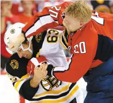  ?? PHOTO REUTERS ?? Lars Eller en a eu plein les bras avec Brad Marchand lorsque celui-ci l’a pris à partie en troisième période.