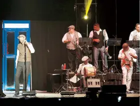  ??  ?? El concierto consistió de una combinació­n de éxitos en ritmo de merengue, salsa y bachata.