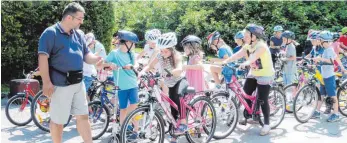  ?? FOTO: GAISENTAL-GRUNDSCHUL­E ?? Die Schüler haben einen Vormittag lang Schulranze­n gegen Fahrrad getauscht.