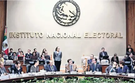  ??  ?? El uso desmesurad­o de los mensajes por parte de los dirigentes de partidos políticos ha motivado múltiples litigios en el INE, así como en la Sala Regional Especializ­ada del Tribunal Electoral del Poder Judicial de la Federación y la Sala Superior de...