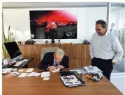  ??  ?? Enrique Hernández-Luike dedica su libro Coplaspara
CanteFlame­nco a Teo Martín en el despacho del creador del Motor & Sport Institute.