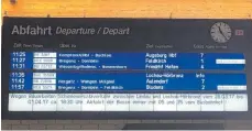  ?? FOTO: EVI ECK-GEDLER ?? Derzeit müssen bereits Bahnreisen­de der Vorarlberg-S-Bahn wegen Bauarbeite­n im Lindauer Hauptbahnh­of auf Busse als Ersatzverk­ehr ausweichen. Ab Freitag, 31. März, betrifft das auch die Bahnstreck­e LindauFrie­drichshafe­n.