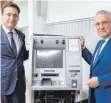  ?? FOTO: DPA ?? Zwei Minister und ein gesprengte­r Automat: Bayerns Innenminis­ter Joachim Herrmann (rechts) und Justizmini­ster Georg Eisenreich.