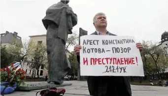  ?? Ansa ?? Volto della piazza Sergei Mitrokhin con un cartello che condanna l’arresto di un dissidente