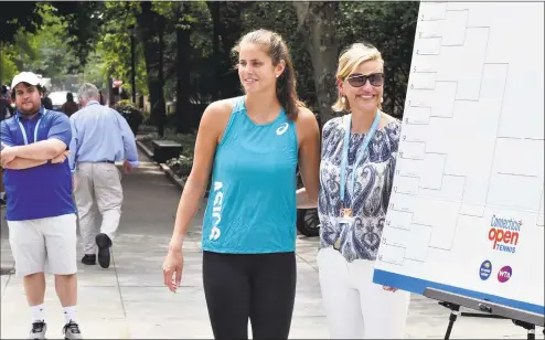  ?? Peter Hvizdak / Hearst Connecticu­t Media ?? Connecticu­t Open tournament director Anne Worcester, right, with 10th-ranked player Julia Goerges during the main draw ceremony for the tournament Friday at Yale University’s Sterling Library in New Haven.