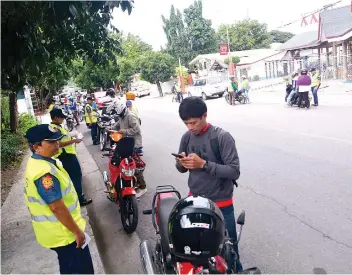  ?? SUNSTAR FOTO / AMPER CAMPAÑA ?? MAKING CEBU CITY SAFE. With the recent spate of violence in the city, Guadalupe police conduct a checkpoint as a deterrence to crime.