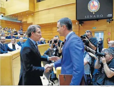  ?? DAVID CORRAL / EFE ?? Alberto Núñez Feijóo y Pedro Sánchez se saludan en el Senado el pasado mes de junio antes de la sesión de control.