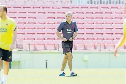  ?? FOTO: FCB ?? Quique Setién estuvo siguiendo de cerca a sus jugadores durante el partidillo que hicieron el sábado en el Camp Nou