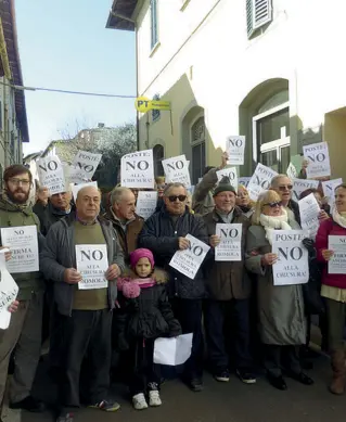  ??  ?? La protesta degli abitanti della Romola contro la chiusura dell’ufficio postale nel febbraio scorso