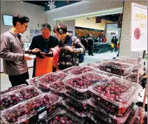  ?? LI ZHIHAO / FOR CHINA DAILY ?? Consumers buy cherries at a supermarke­t in Guangzhou, capital of Guangdong province.