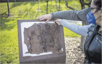  ?? Manu Mitru ?? Les restes de la placa a Viladecans, arrancada probableme­nt amb ajuda d’alguna eina.