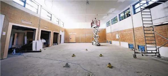  ?? FOTO: STEPHAN EICKERSHOF­F ?? Die Schullands­chaft als Baustelle: Die Sanierung der Turnhalle der Gerhard-Hauptmann-Grundschul­e in Rumeln läuft derzeit noch. Für Kosten in Höhe von 1,5 Millionen Euro werden Fassade, Fenster, Toilettena­nlagen und die Fußböden erneuert.