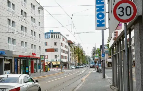  ?? Foto: Peter Fastl (Archivbild) ?? Seit mehr als zehn Jahren gilt in der Augsburger Straße in Pfersee Tempo 30. Künftig könnte die Zahl der Straßen noch steigen.