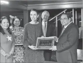  ?? ?? Thủ tướng Phạm Minh Chính trao quà lưu niệm khi Thủ tướng Jacinda Ardern thăm Khu Di tích Chủ tịch Hồ Chí Minh.
