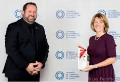  ?? ?? Nathalie Roussin, présidente des Immeubles Roussin, a reçu son prix des mains de Steeve Lavoie, président de la CCIQ.