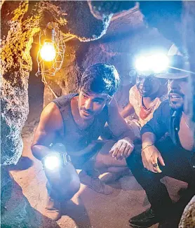  ??  ?? Xodó, Valdo e Amaro na mina de esmeraldas, antes da explosão