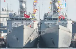  ??  ?? Dvije bivše američke fregate klase OH Perry, sada turska F 496 “Gokova” i poljska F 272 “General Kazimierz”, na mornaričko­m manevru NATO-ovih trupa u bazi Kiel (Njemačka) u lipnju ove godine