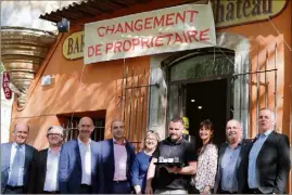  ?? (Photo C. S.) ?? Le tout jeune buraliste Rémy Flouret a reçu la visite du président de la Confédérat­ion des buralistes de France accompagné d’une délégation : « En France, il est le dernier lien avec la population pour des offres de services qui seront dans l’avenir...