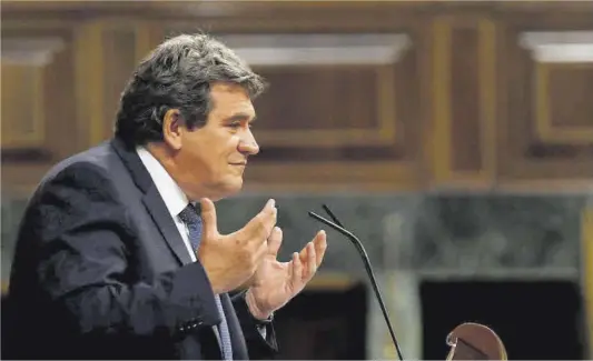  ?? Emilio Naranjo / Efe ?? El ministro de Inclusión y Seguridad Social, José Luis Escrivá, durante su intervenci­ón en la sesión de control al Ejecutivo en el Congreso, ayer.