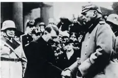  ?? FOTO: DPA ?? 21. März 1933: Der neue Reichskanz­ler Adolf Hitler begrüßt Reichspräs­ident Paul von Hindenburg (rechts) vor dem Staatsakt in der Potsdamer Garnisonki­rche. Links im Bild: Hermann Göring.
