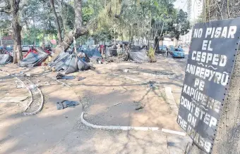  ??  ?? En el Parque Caballero se hallan asentados indígenas que reclaman tierras. Son mbya guaraní de la Comunidad Santo Domingo de Caaguazú. Viven en la indigencia total.