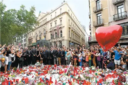  ?? LLUIS GENÉ/AP ?? Los reyes de España, ante una ofrenda de flores en La Rambla de Cataluña, donde ocurrió la masacre.