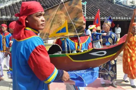  ?? Photo courtesy of Lê Ngọc ?? OFF TO SEA: People re-enact a ceremony to see o seamen enlisted by the Nguyễn Lords in the 17th century for a otilla to travel to Hoàng Sa (Paracel) and Trường Sa (Spratly) archipelag­os to erect boundary sovereignt­y markers and patrol and collect marine resources from the seas.