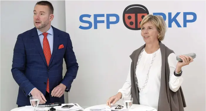  ?? FOTO: LEHTIKUVA/JUSSI NUKARI ?? ALTERNATIV BUDGET. Stefan Wallin och Anna-Maja Henriksson presentera­r SFP:s familje- och sysselsätt­ningsrefor­mer, och partiets skuggbudge­t.