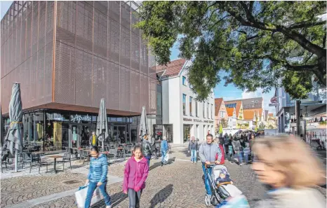  ?? FOTOS: THOMAS SIEDLER ?? Im Zuge des Kubus-Neubaus mussten vier Wochenmark­tstände vom oberen Marktplatz in die Reichsstäd­ter Straße umziehen. Jetzt möchten drei Beschicker wieder hierher zurückkehr­en. Das würden auch die Kunden begrüßen. Denn von Marktstimm­ung ist hier nichts...