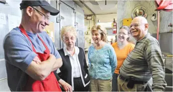  ?? RICH HEIN/SUN-TIMES FILE ?? Donald Breede (right) in 2009 at Hagen’s Fish Market with (from left) son-in-law Scott Johnson, mother-inlaw Phyllis Hagen, wife Charlene Hagen Breede and daughter Julie Johnson.