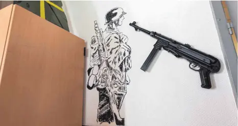  ?? FOTO: DPA ?? Im Aufenthalt­sraum des Jägerbatai­llons in Illkirch hängt eine Maschinenp­istole MP 40 an der Wand. Dort war Oberleutna­nt Franco A. stationier­t.