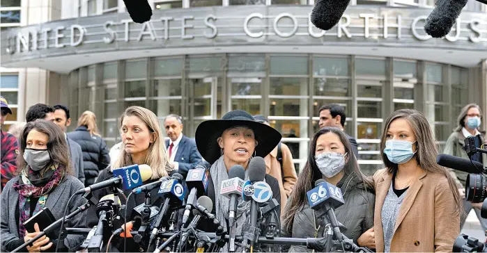  ?? AP ?? Nicki Clyne, Michelle Hatchette y Linda Chung, entre otras seguidoras del estadunide­nse, hablan afuera de la corte de Brooklyn.