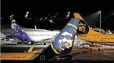  ?? DPA-BILD: ELAINE THOMPSON ?? Flugzeuge von Alaska Airlines stehen auf der Rollbahn des Flughafens in Seattle.