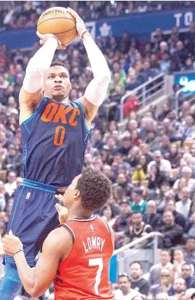  ?? / AP ?? ■ WILD, WILD, WEST: Si Oklahoma City Thunder Russell Westbrook, (0), nga miitsa atubangan ni Kyle Lowry (7) sa Toronto Raptors niining aktoha atol sa ilang duwa kagahapon. Si Westbrook, sa makausa pa, wa na usab kini kapugngi sa Raptors human makakulit sa iyang ikalimang sunodsunod nga triple-double sa maong duwa.